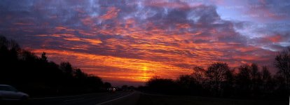 sonnenaufgang_wolken_rot_leuchten.jpg