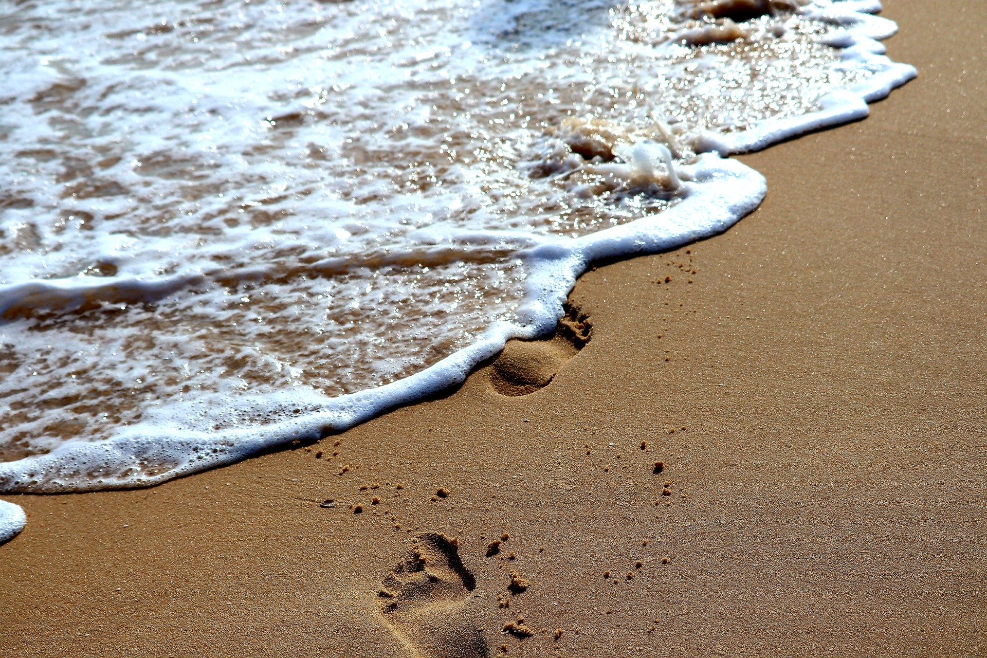 Следы на воде 5. Следы на песке. Следы на песке у моря. Пляж песок. Следы на пляже.